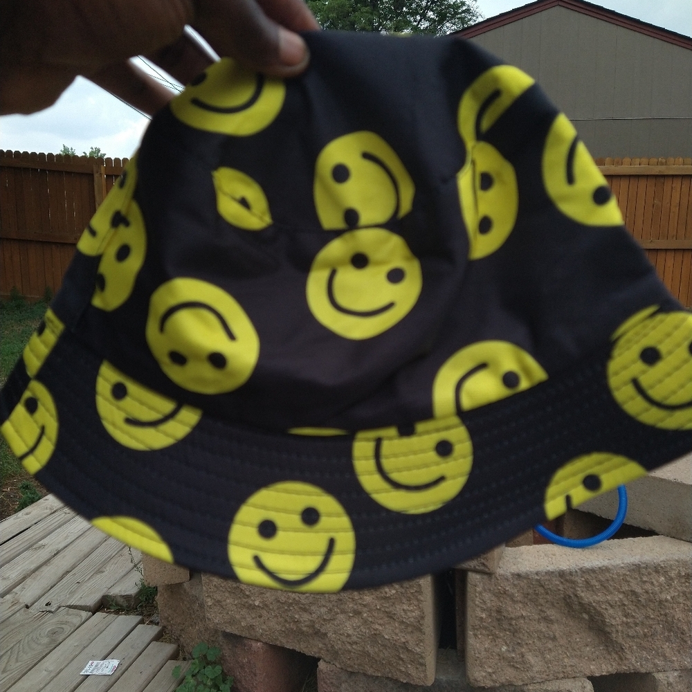 Good vibes :-) bucket hat I never worn